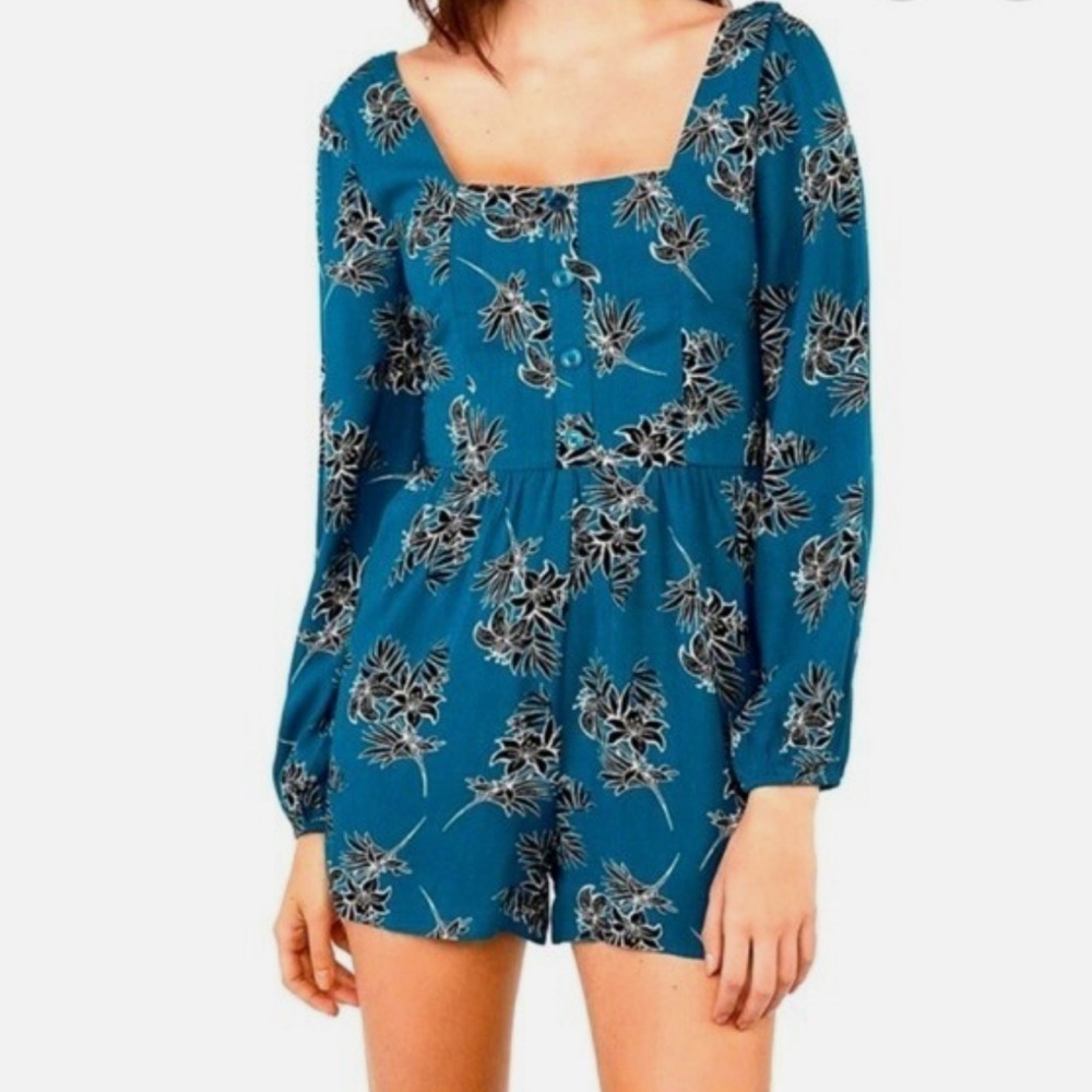 Floral romper. Size medium. NWTs.